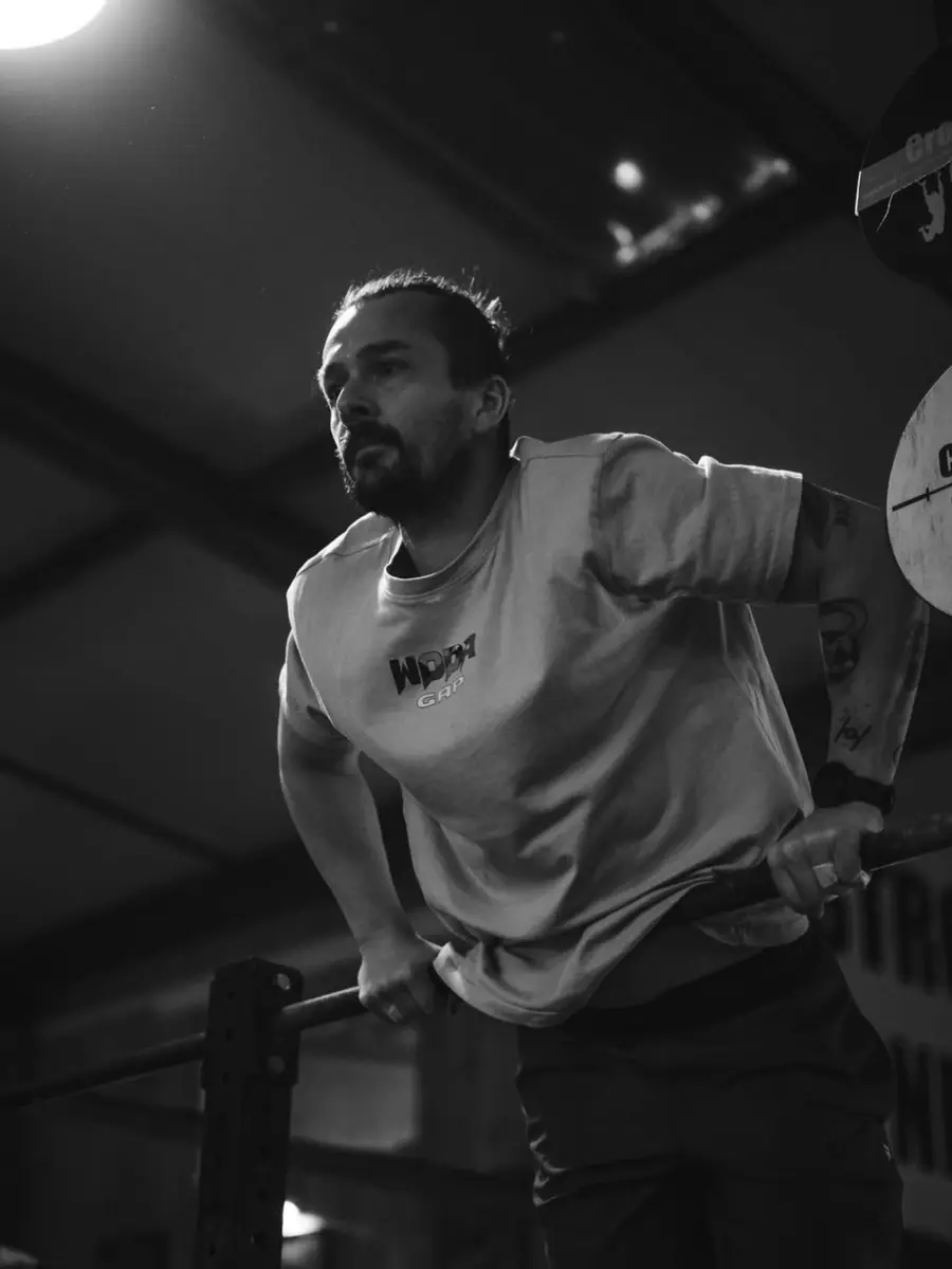 Banos à l'entraînement à la box CrossFit Woda de Gap, barre en main.