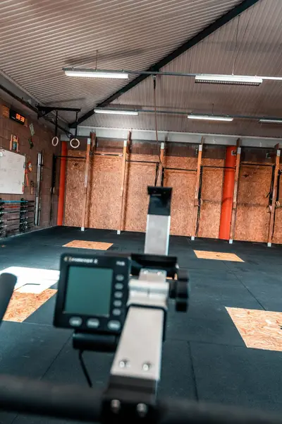 Rameur Concept2 face au rig en OSB.