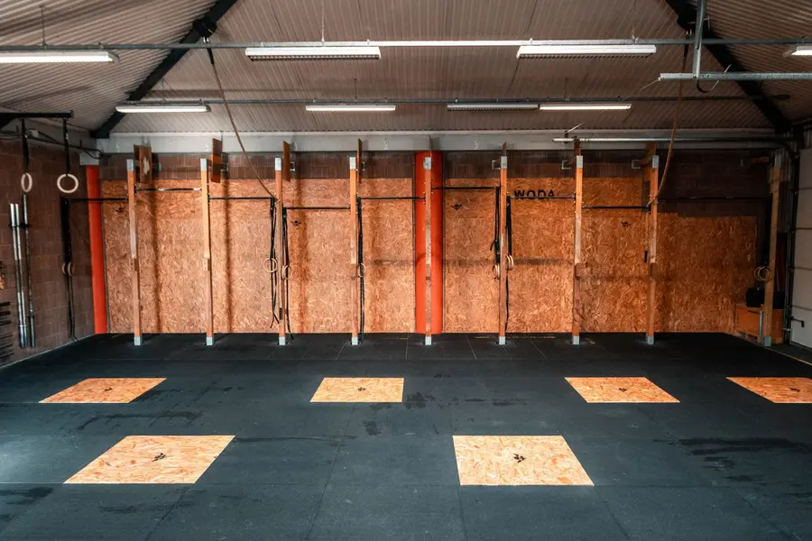 Le rig et le mur en OSB de la box CrossFit Woda à Gap.