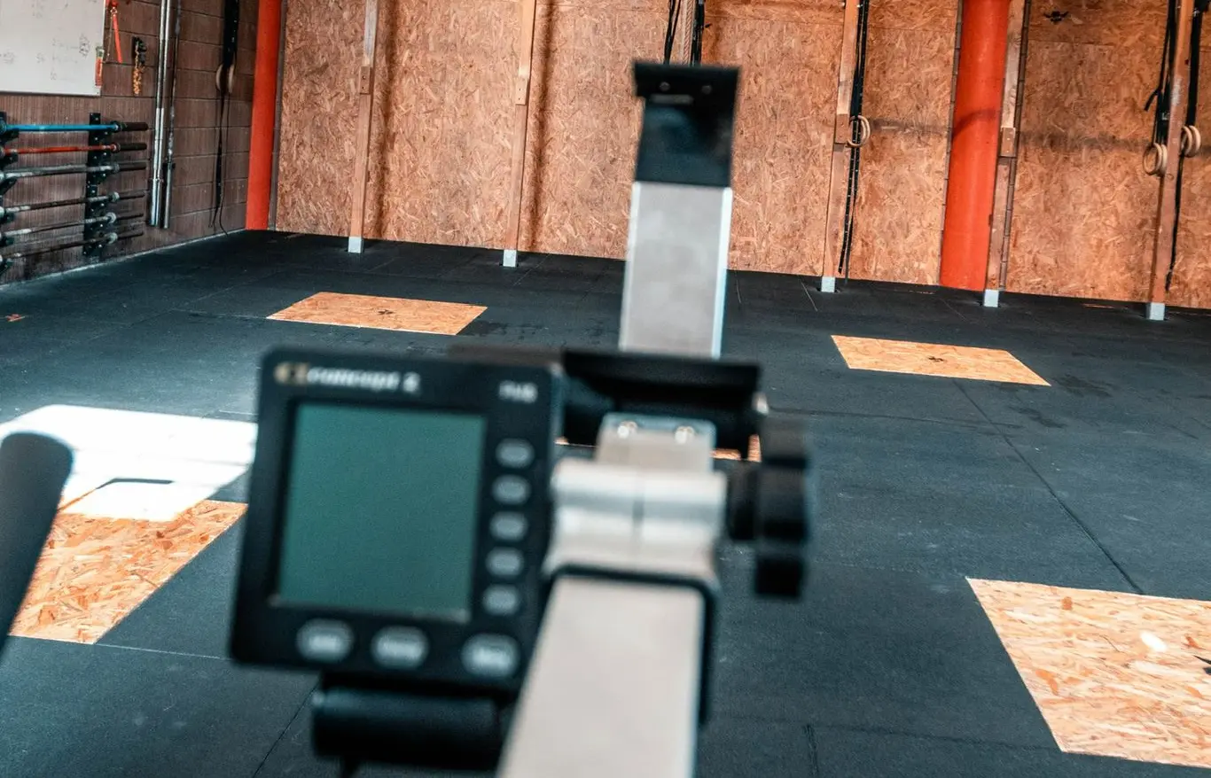 Rameur Concept2 face au rig de la box CrossFit Woda à Gap.
