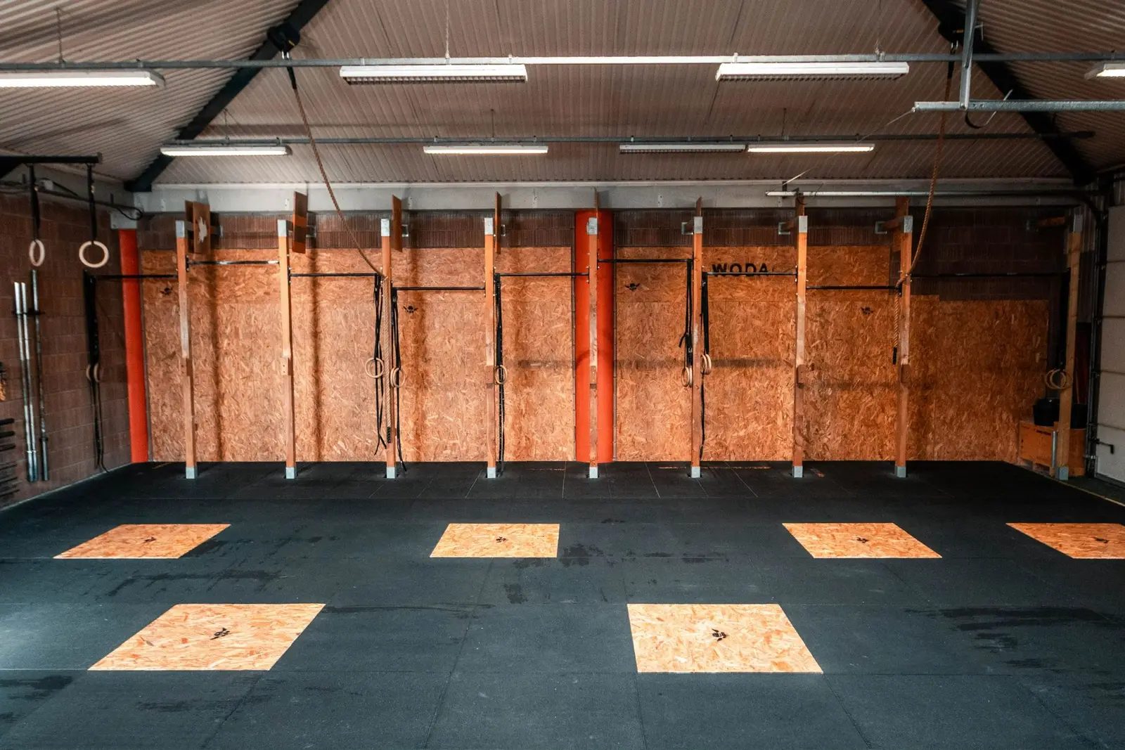 Le rig et le mur en OSB de la box CrossFit Woda à Gap.