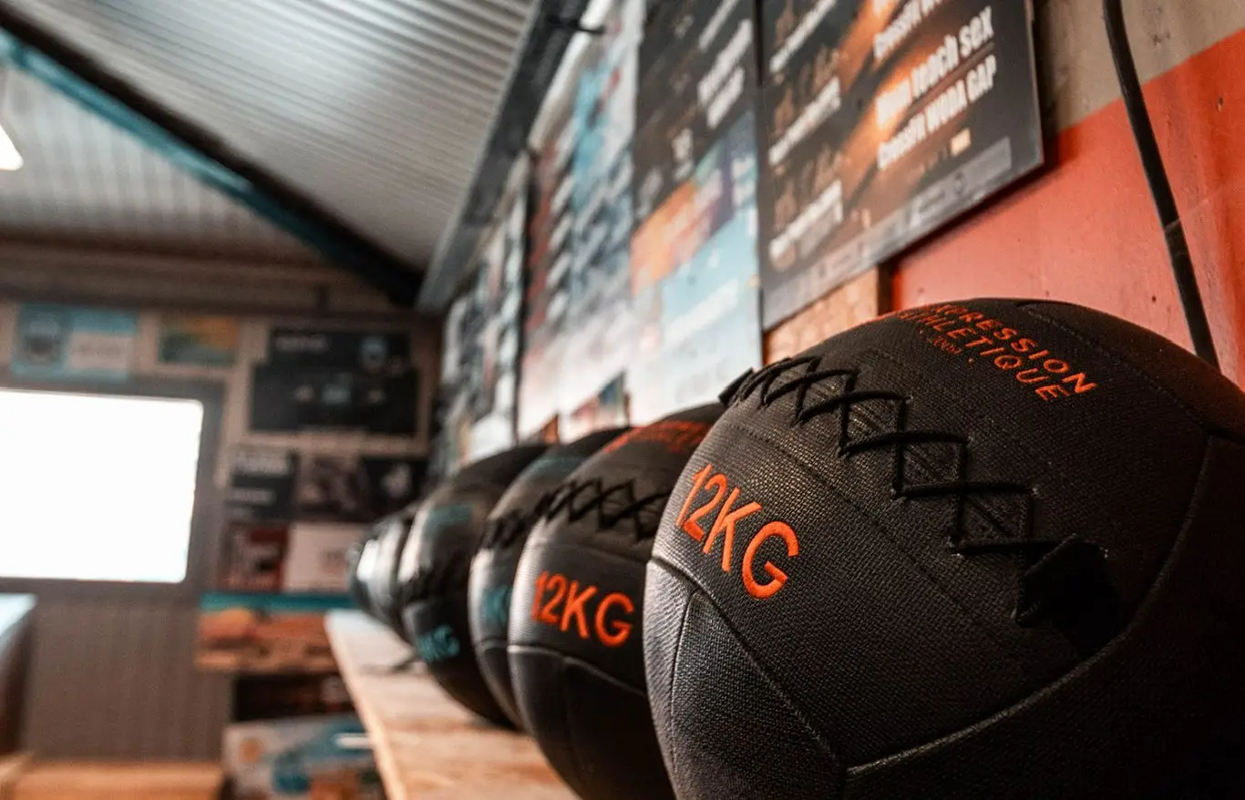 Wall balls alignées sous le tableau des records de la box.