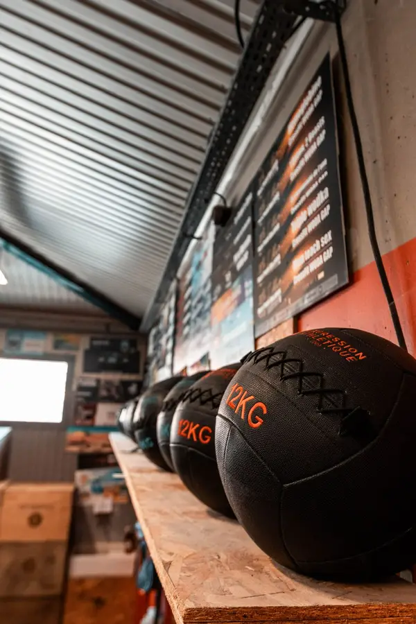 Wall balls alignées sous le tableau des records.